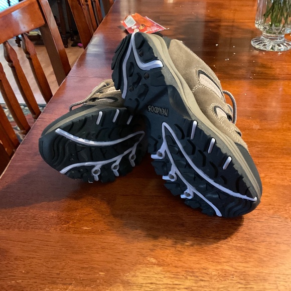 Nevados woman’s 8.5 hikers, never worn - Picture 2 of 6